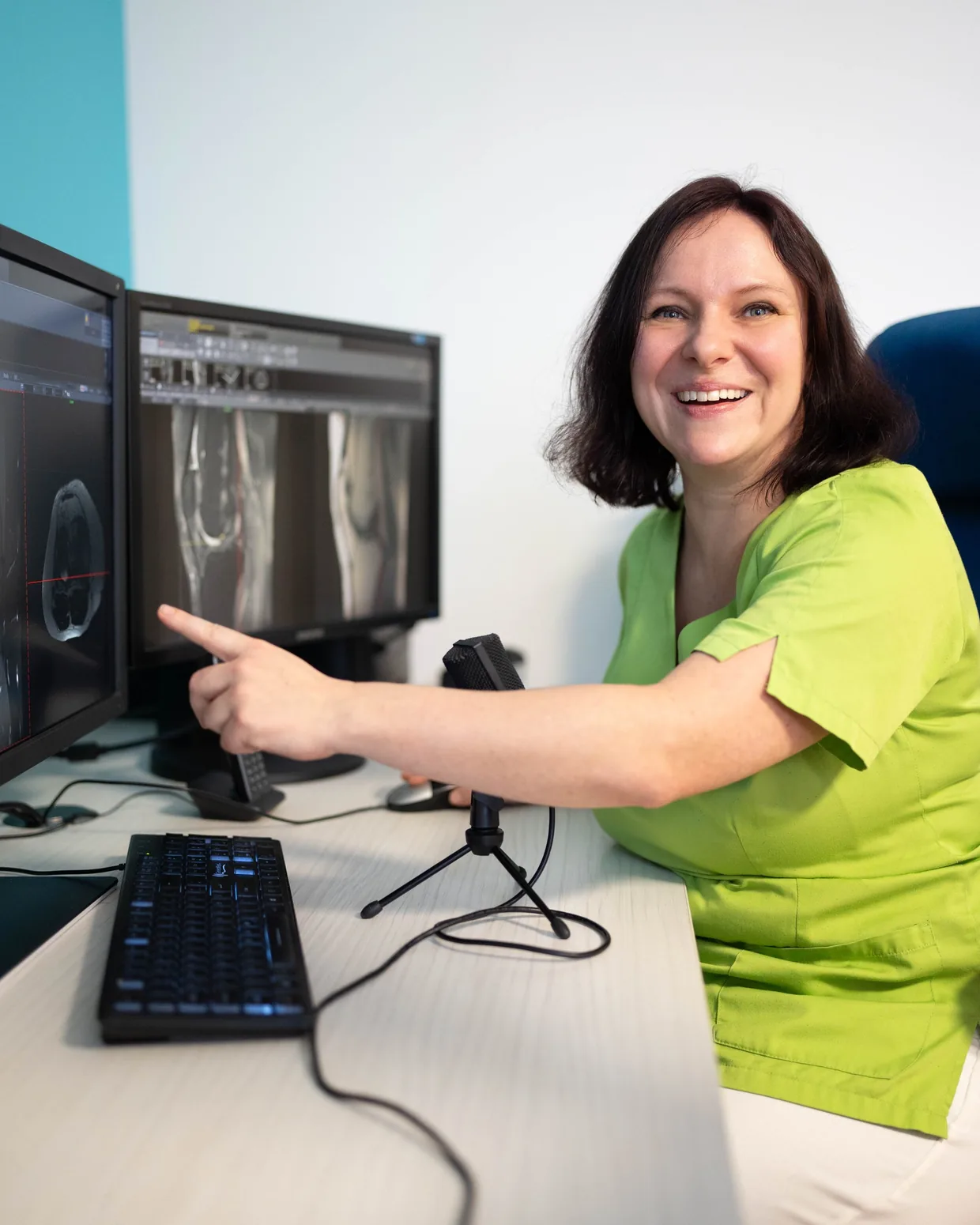 Eine lachende Kollegin der Radiologie an der Marienkirche an den Befundungsmonitoren