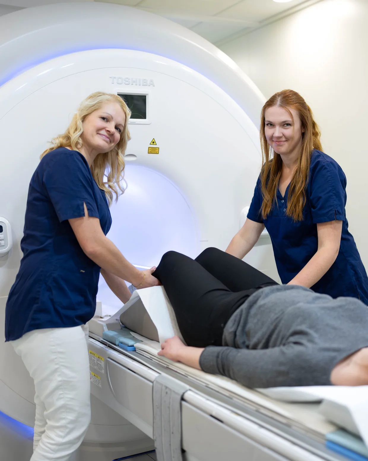 Zwei Kolleginnen der Radiologie an der Marienkirche am MRT